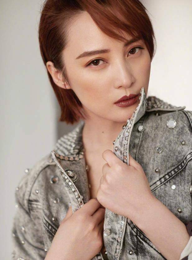 要知道前年刚生产完的时候,蒋勤勤的体重一度达到了126斤,现在的