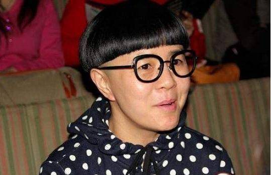 金龟子一个发型坚持了几十年,如今52岁还留着,背后的原因很无奈_刘纯