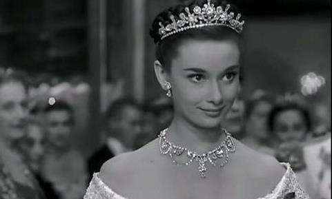 奥黛丽赫本的加冕时刻,《罗马假日》太出名了,粉红色的皇冠也太惊艳了