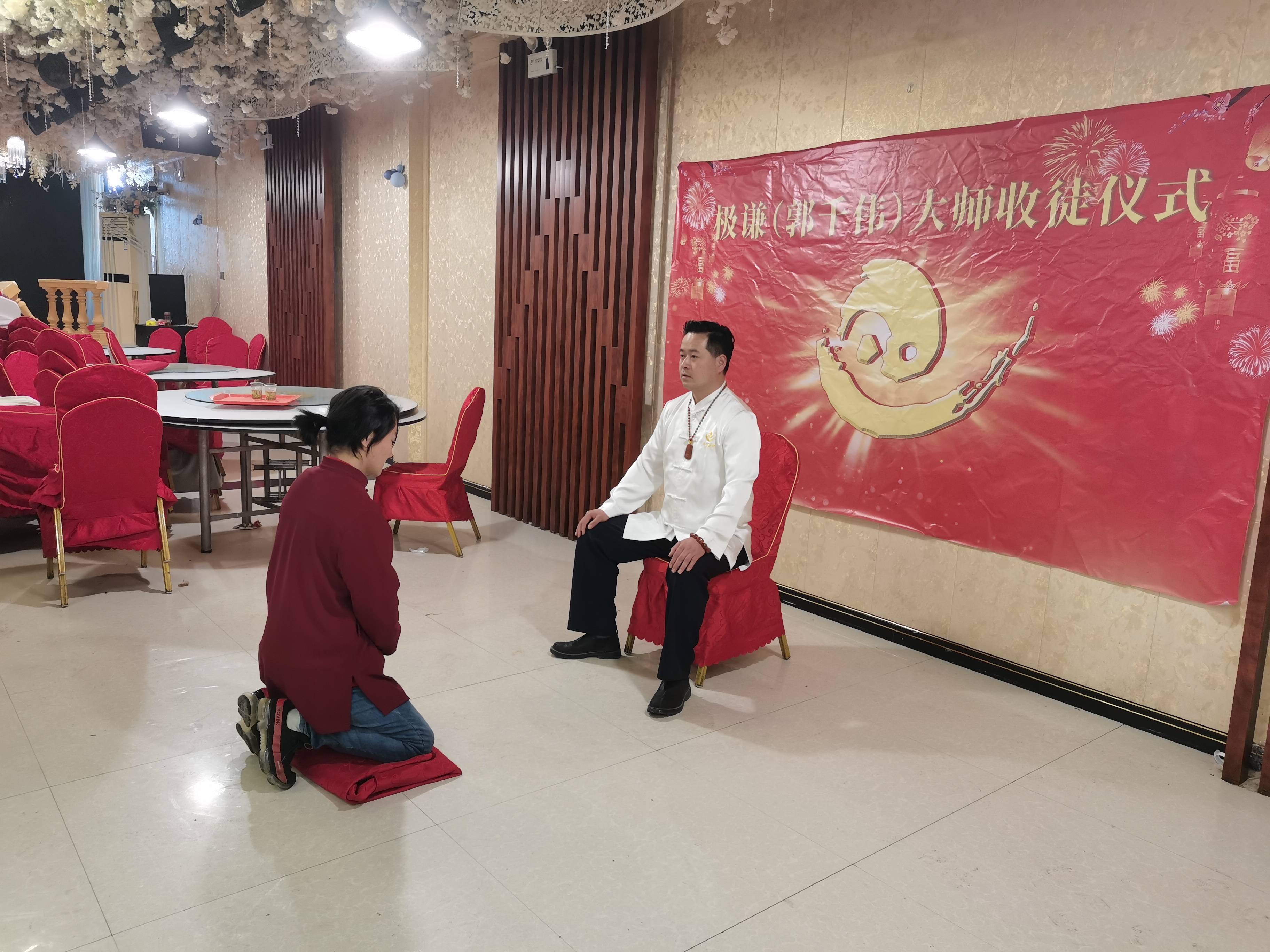 德学明师 传承吾智 学而习之拜师人周家正先生给师父敬茶弟子周家正给