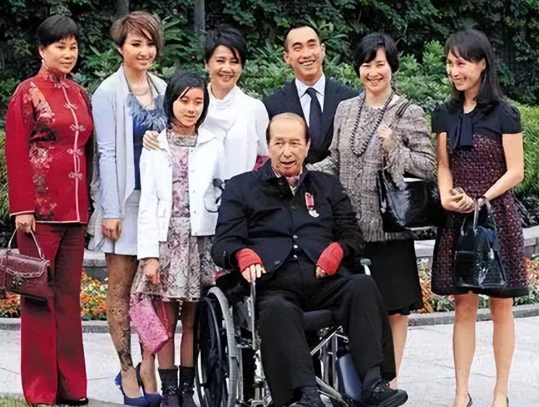 赌王家族同父异母姐妹关系微妙,何超欣不知道姐姐何超莲结婚消息