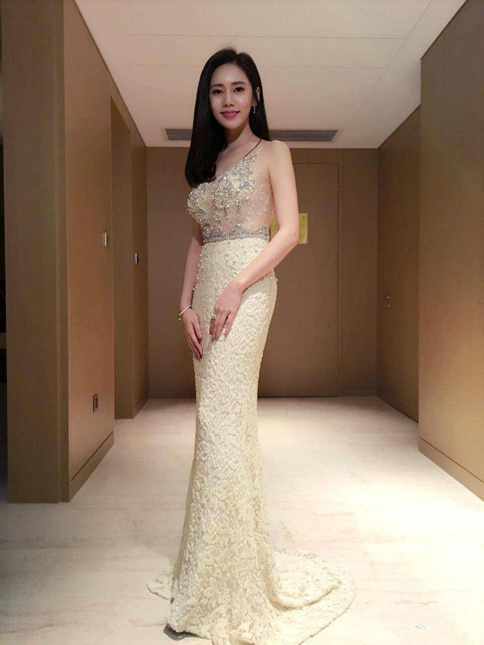 秋瓷炫野外"透气",卫衣配百褶裙穿得简单,裹上围巾却美回初恋_身材