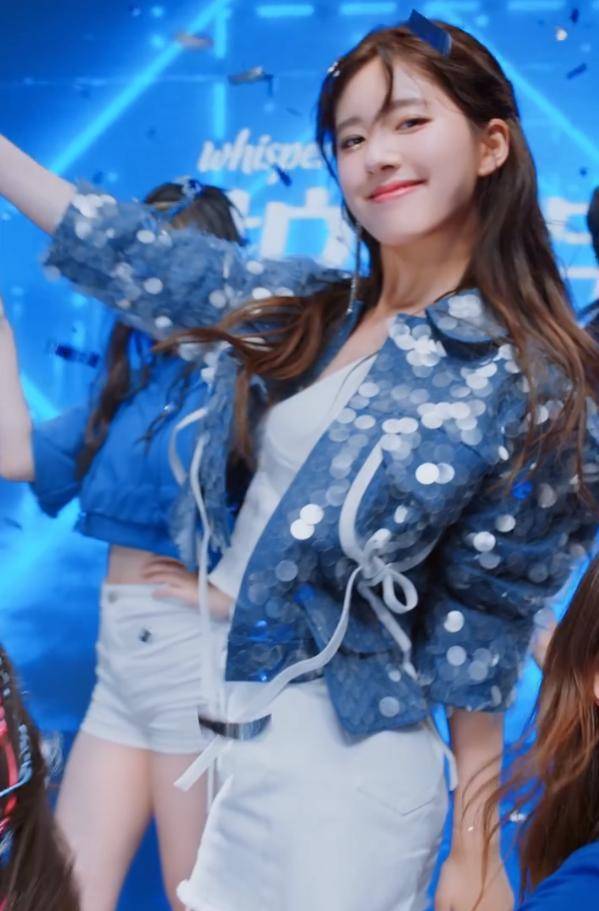 赵露思在跳舞时发生舞台事故,她当场表现机智._调整_因为_动作