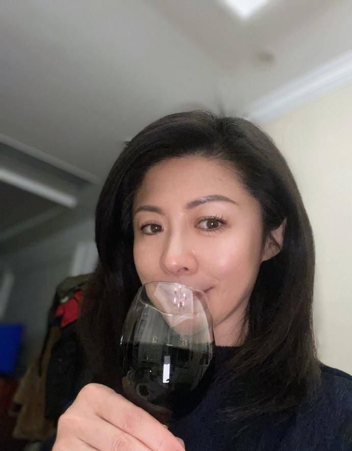 49岁主持人陈蕾,二婚教授,头戴洁白面纱,幸福微笑,与前夫生下一女