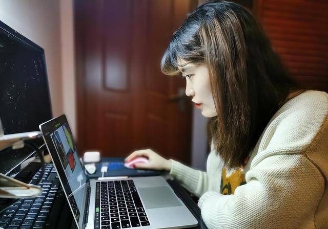 一位大学生上网课,回答问题不料"展露",没想到火遍了全网_事情_因为