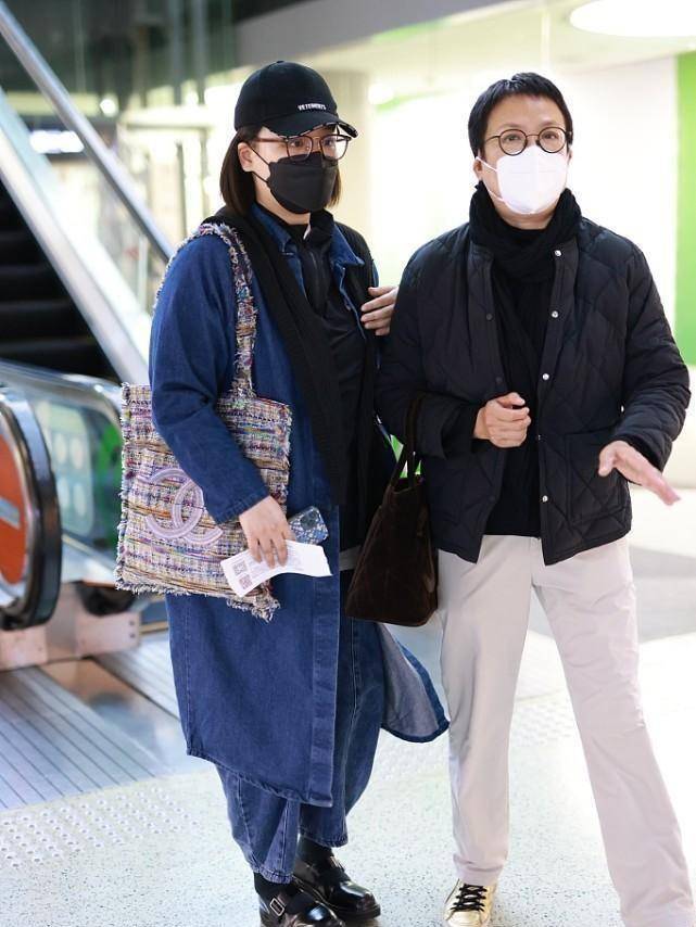 蒋文娟_衣服_黑色