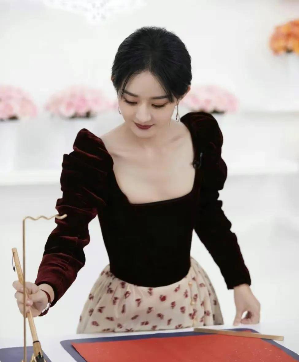 赵丽颖穿酒红色泡泡袖连衣裙,温柔甜美,楚楚动人,生图更美