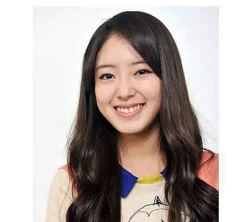 郑秀晶用六年将发际线移回"头顶",颜值今非昔比_程潇_额头_很漂亮