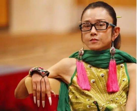 大家也都知道,杨丽萍为了保持自己身材的完美,甚至不惜拿掉了两根肋骨