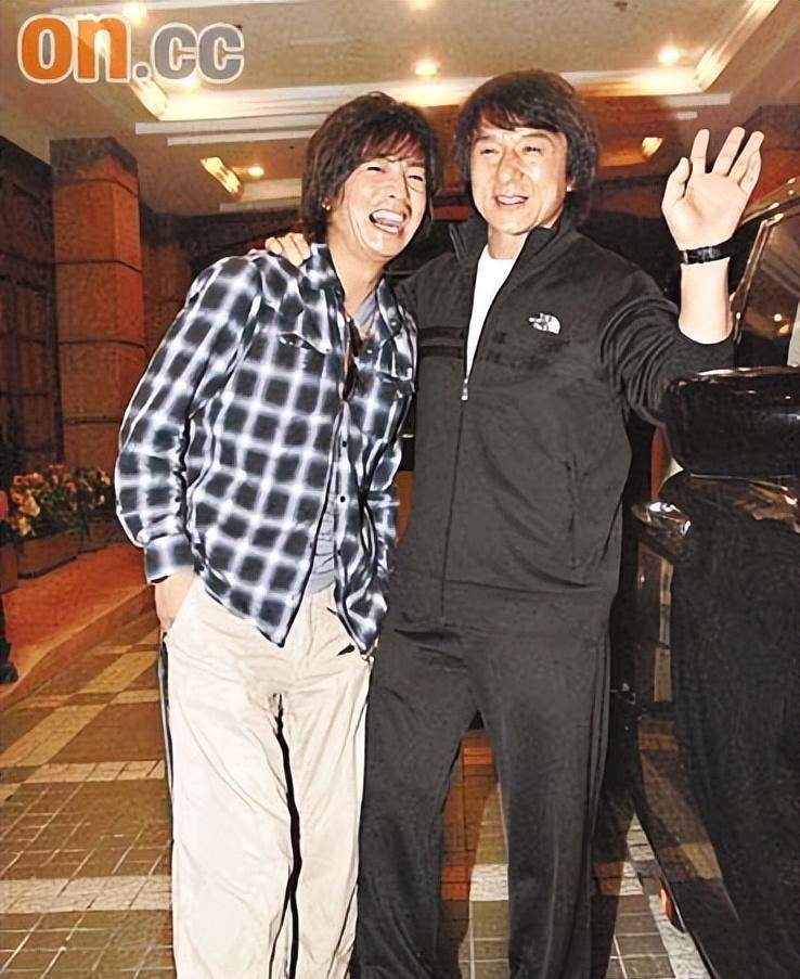 "国际巨星"成龙:提防林凤娇20年,给向华强下跪,被人扇耳光_迪拜_因为