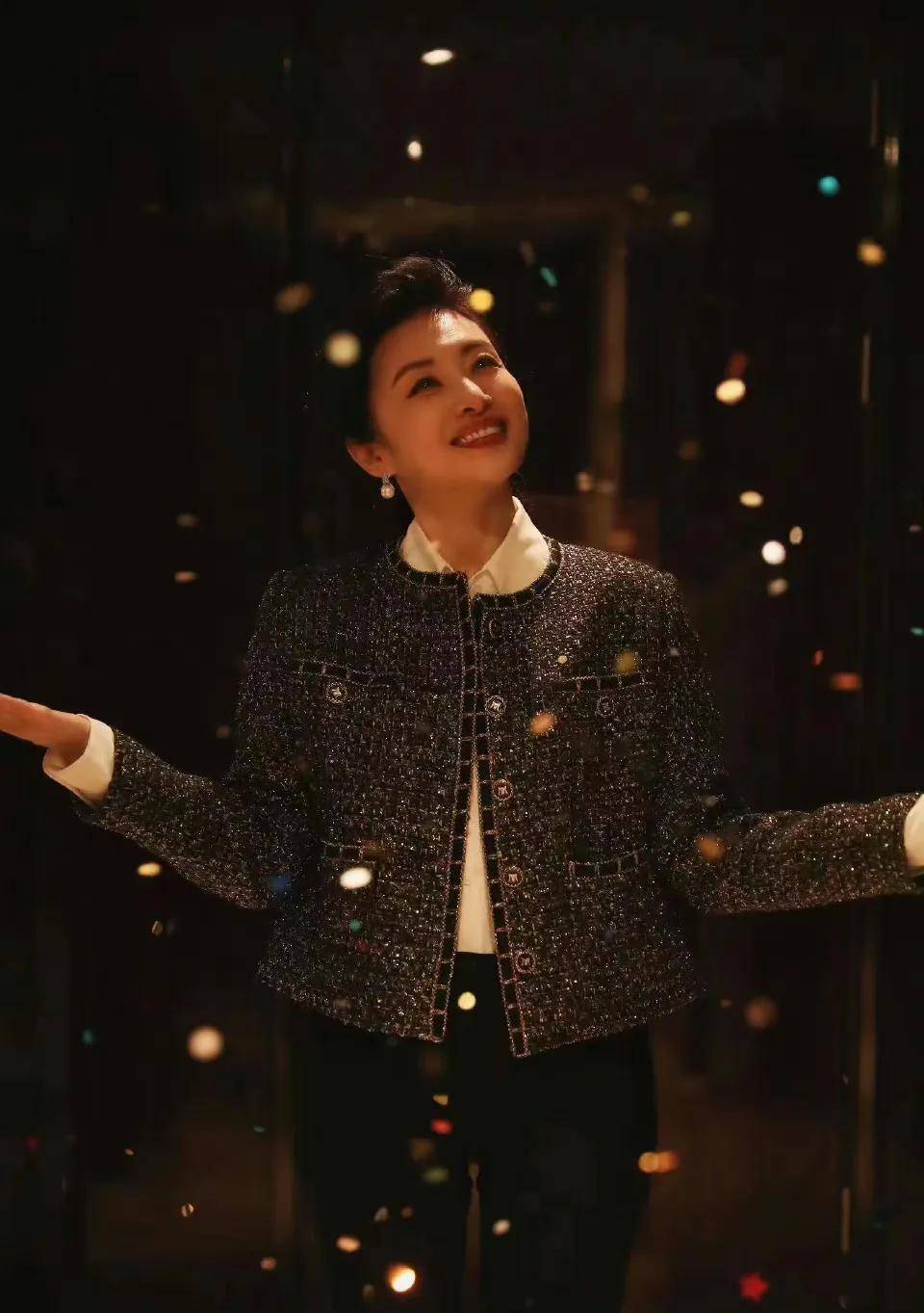 时光匆匆,今日是周涛55岁的生日,她发文"一起吃蛋糕 甜甜蜜蜜 平平安