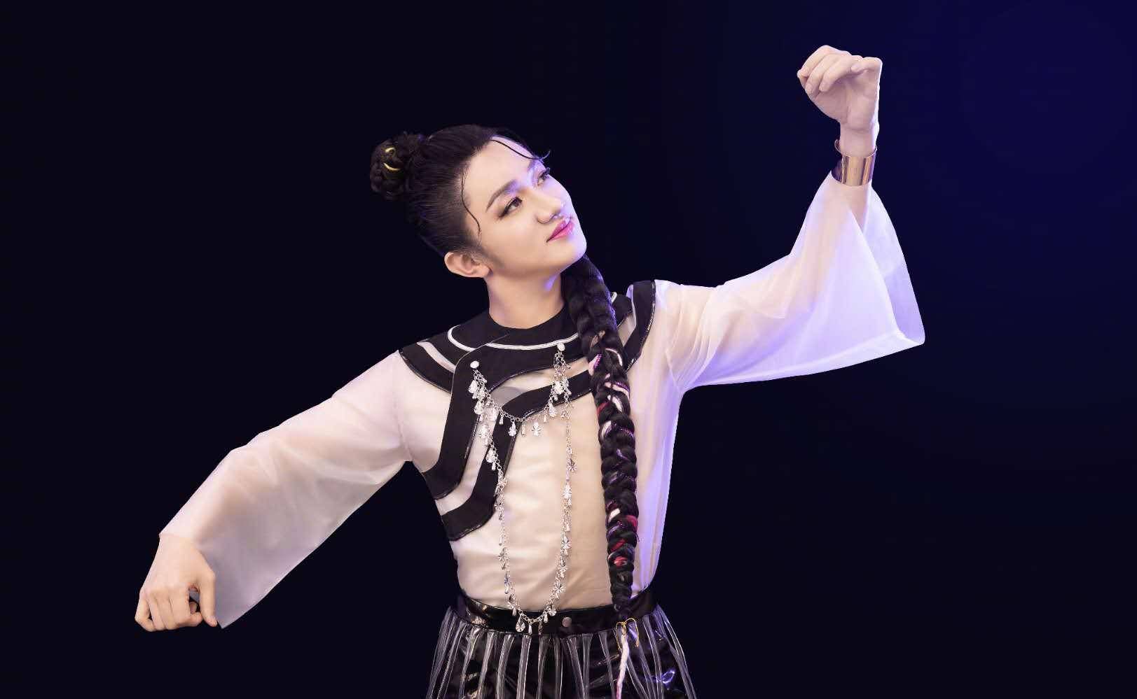 优雅大方,乍一看还真以为是阿朵本人了,再一看又觉得是迪丽热巴了,真