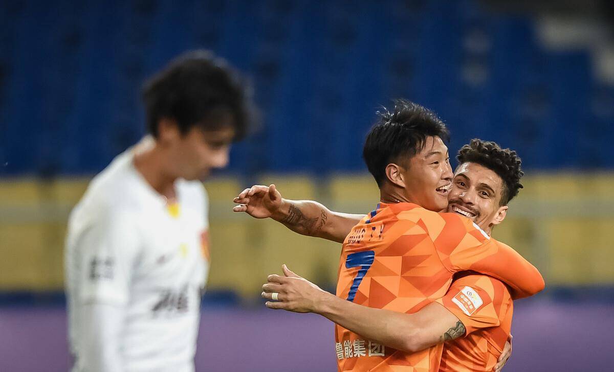 身材高大的郭田雨不仅头球能力强,而且脚下技术也非常好,他的控球和