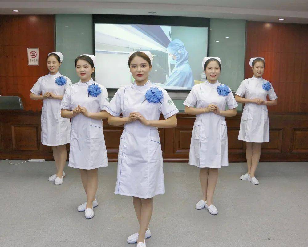 礼仪队员步伐整齐,语言亲切,笑容甜美,端庄大方,从仪表,站姿,坐姿,走