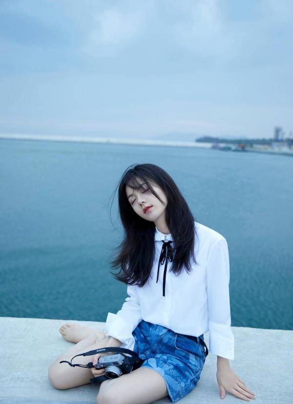 "国民闺女"赵今麦,赤脚在海边拍大片写真太美了,学院风的衣服很适合她