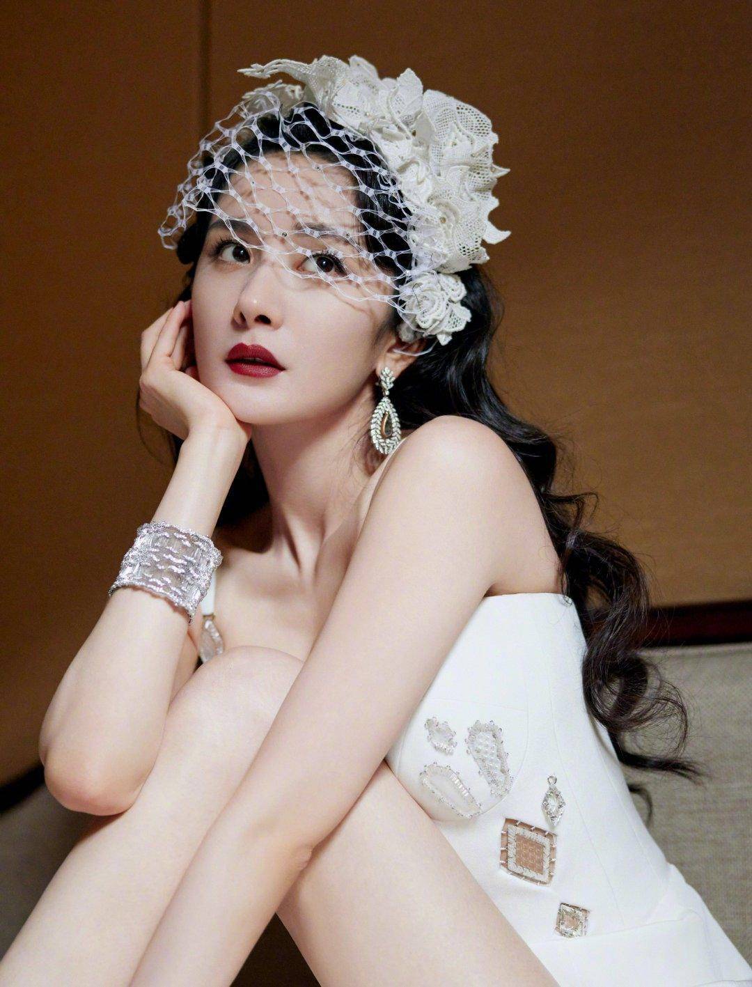 杨幂这身材也太美了,穿白色高开叉长裙秀美腿,杨幂看起来略显性感