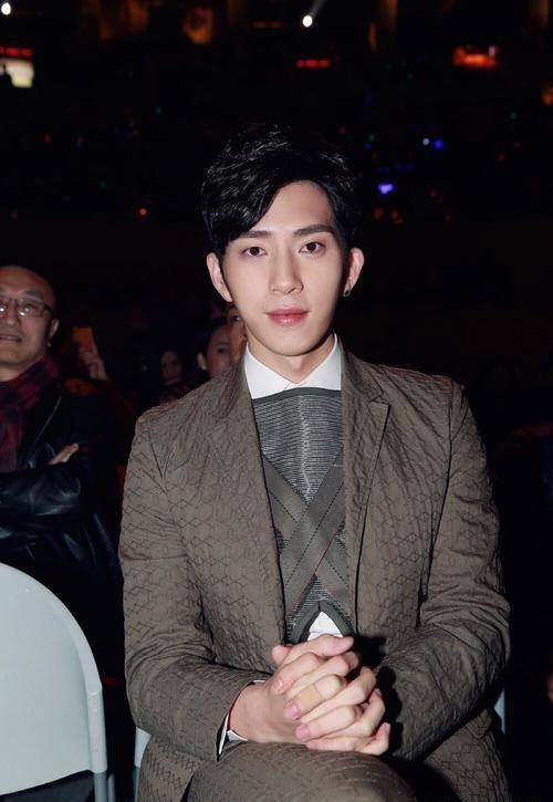 井柏然新剧"强行扮嫩"饰演高中生,大龄演员能不能不演偶像剧了_观众