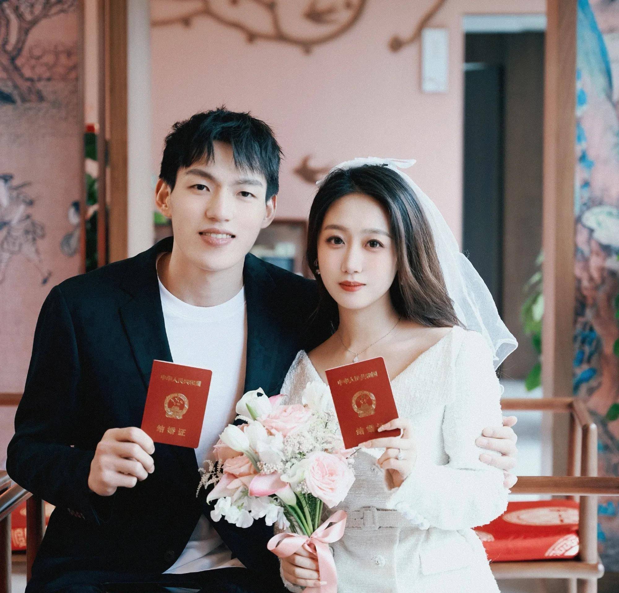 cba快讯:郭艾伦赵继伟抵达厦门,吴前官宣领证,娇妻貌美如花_进行_视频