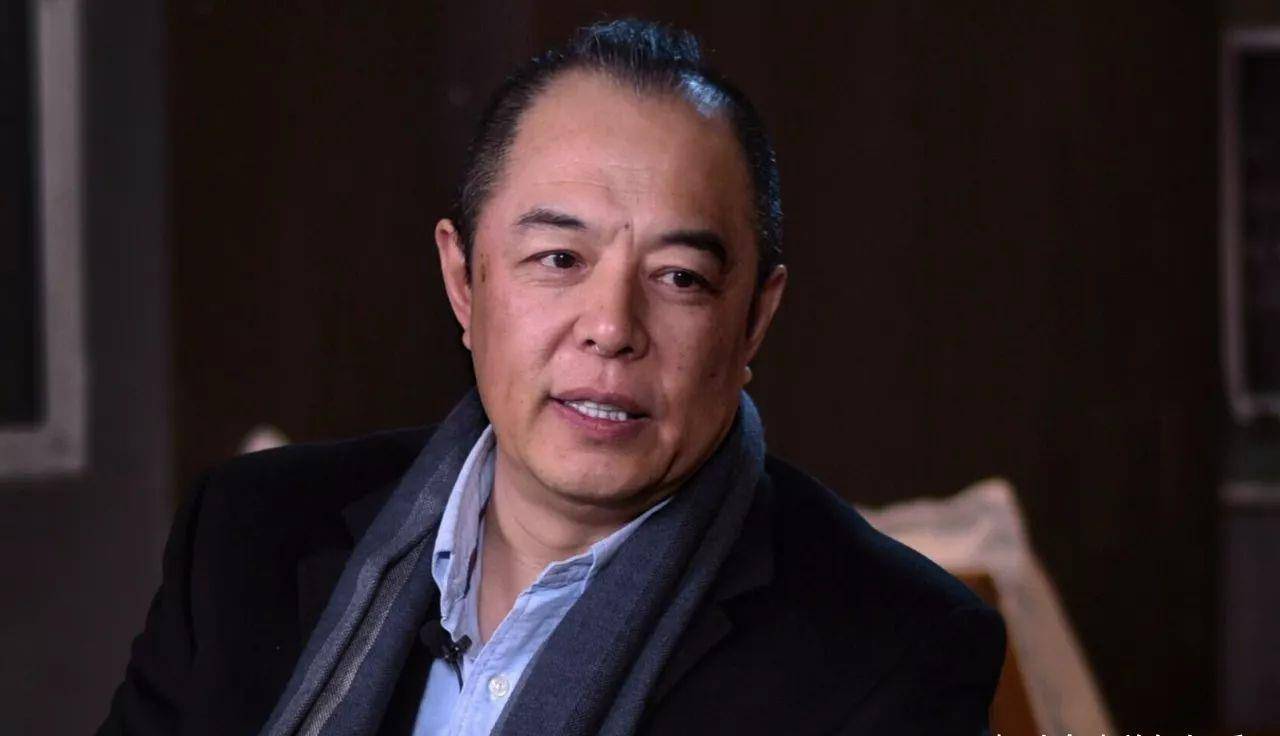 64岁张铁林曝近况,挺肚腩模样不修边幅,出售的书法作品褒贬不一_工作