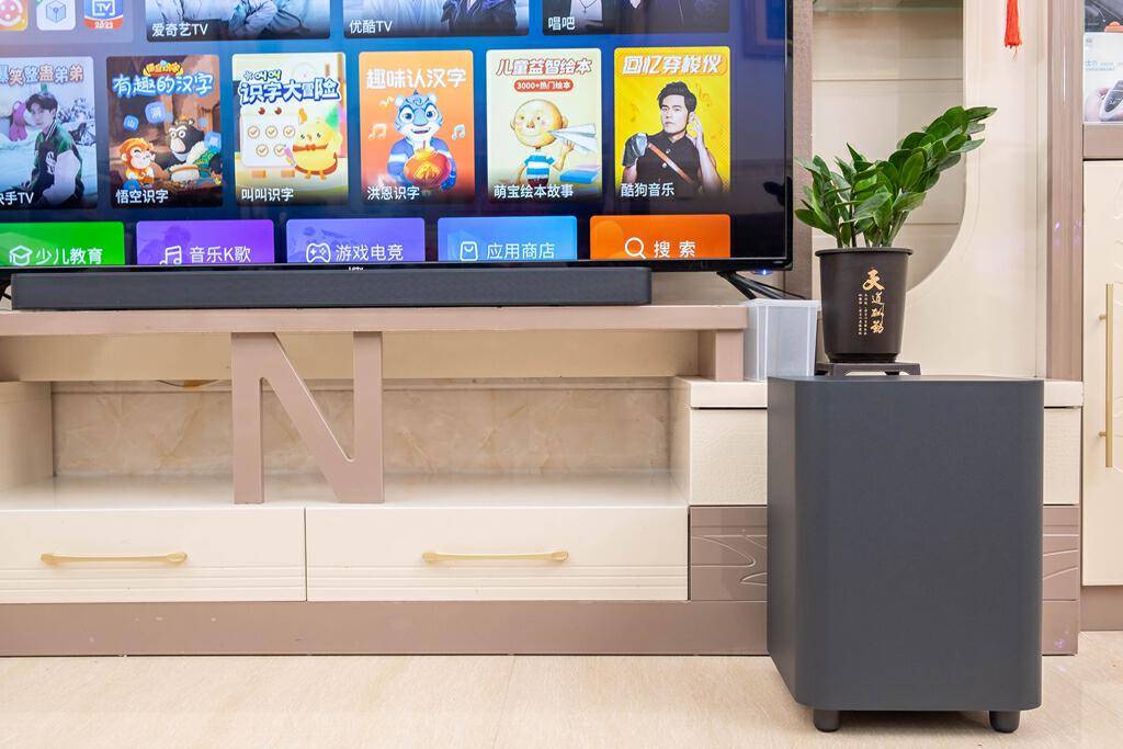 590W功率，支持杜比全景声，JBL BAR500回音壁音箱体验