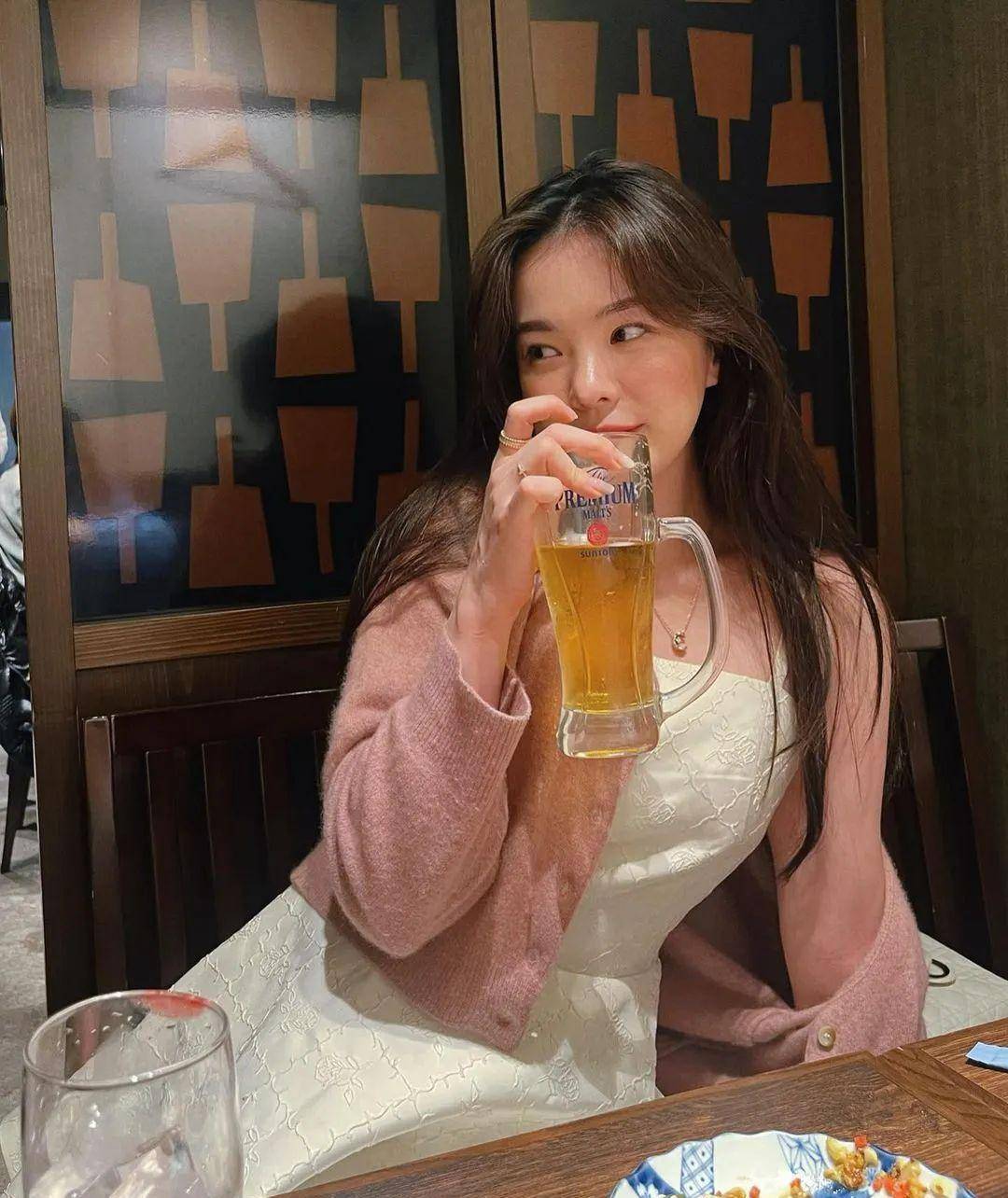 韩国网红荷娜,白皙皮肤,气质出众,饱满身材!_显得_自然_感觉