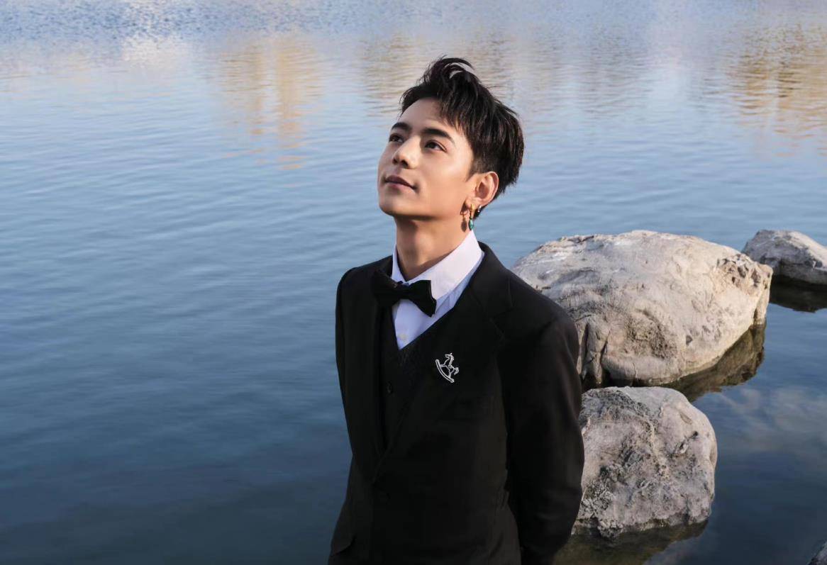 西装配藏风耳环真时髦,气质怎么变油了?_邓亚萍_紫色_活动