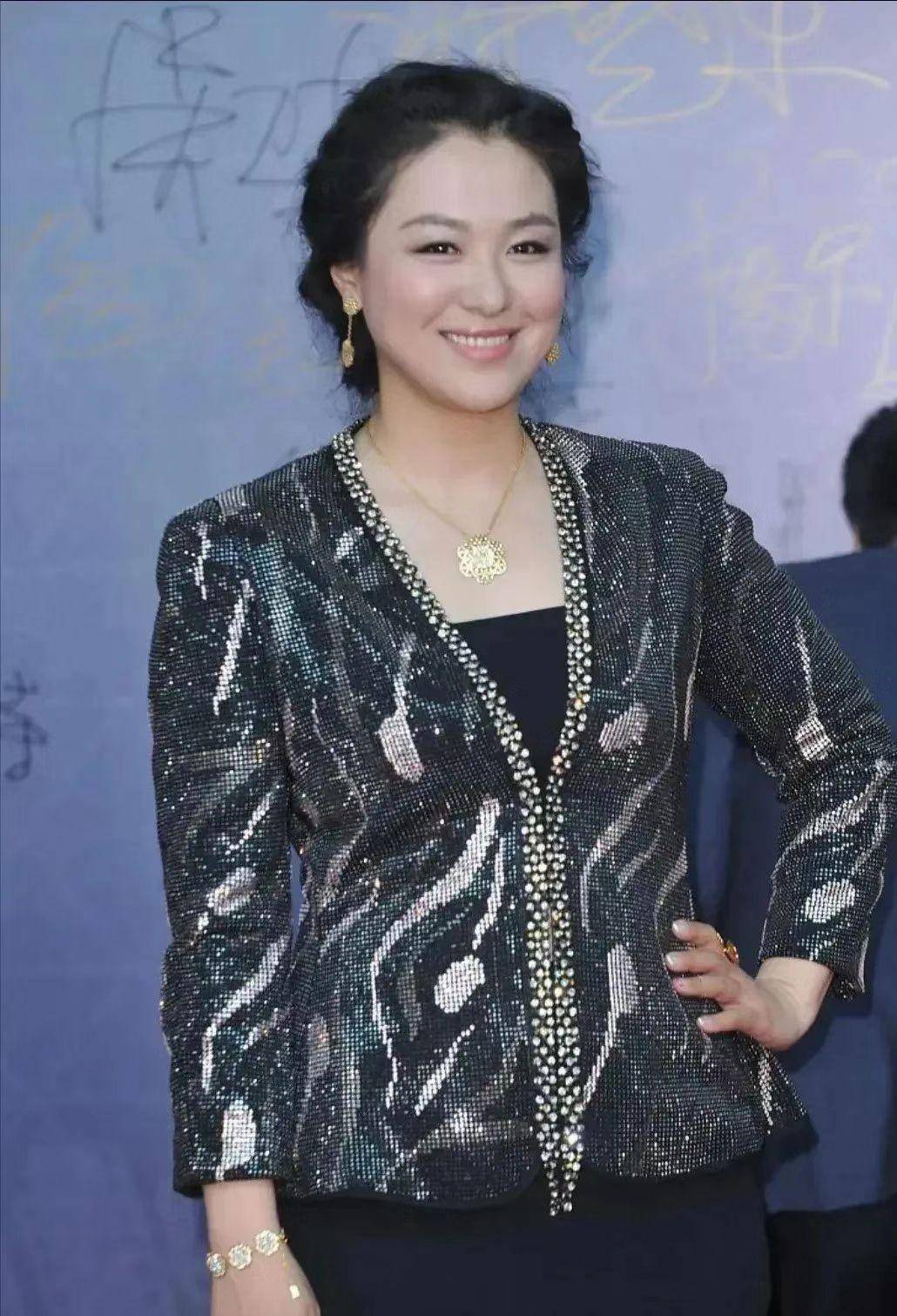 47岁沈傲君难逃中年发福,身材圆润气质却变高级,穿搭有贵妇范_连衣裙