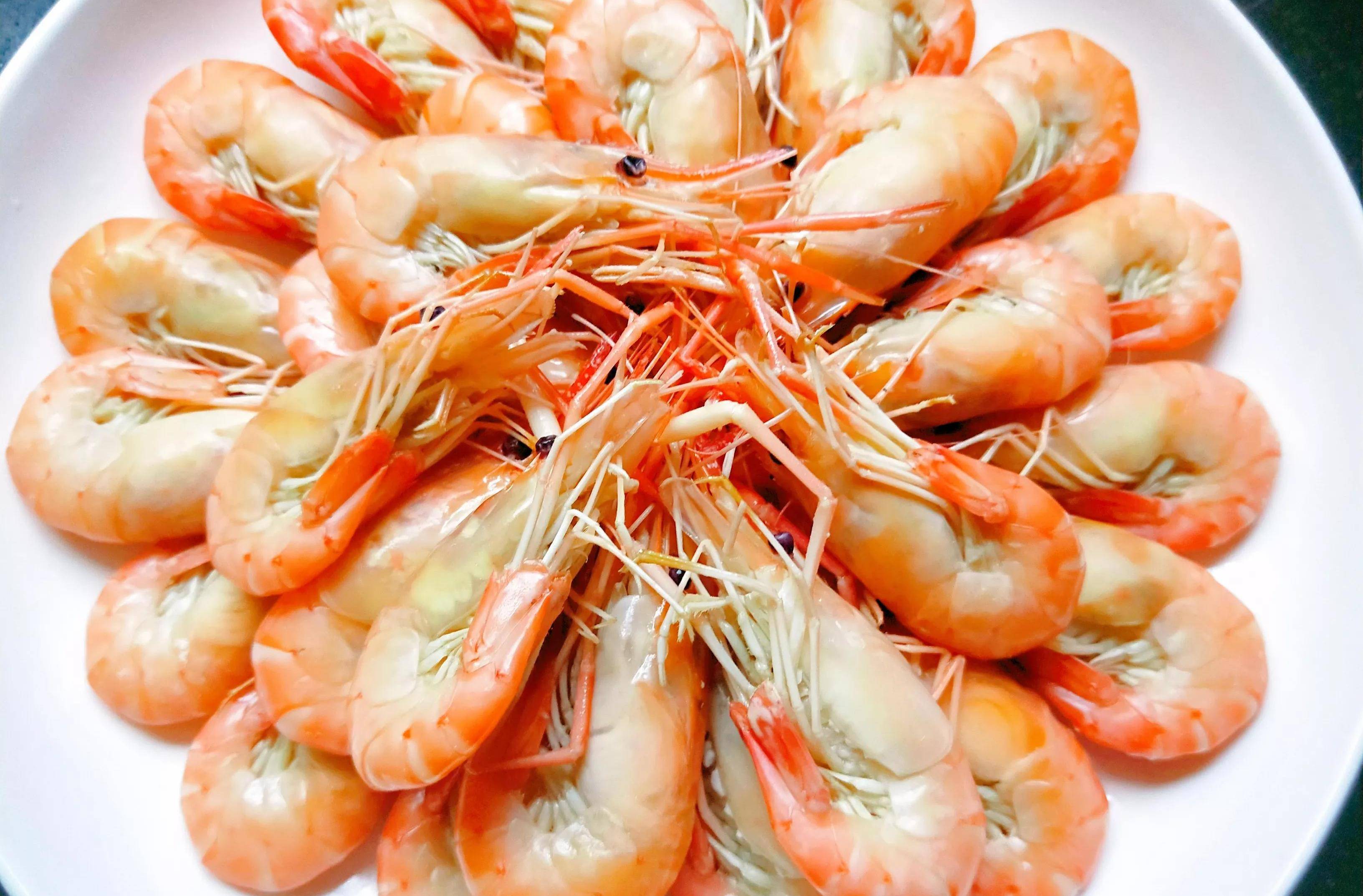 1,剪去适量的鲜活罗氏虾虾须,清洗几遍,放入锅中