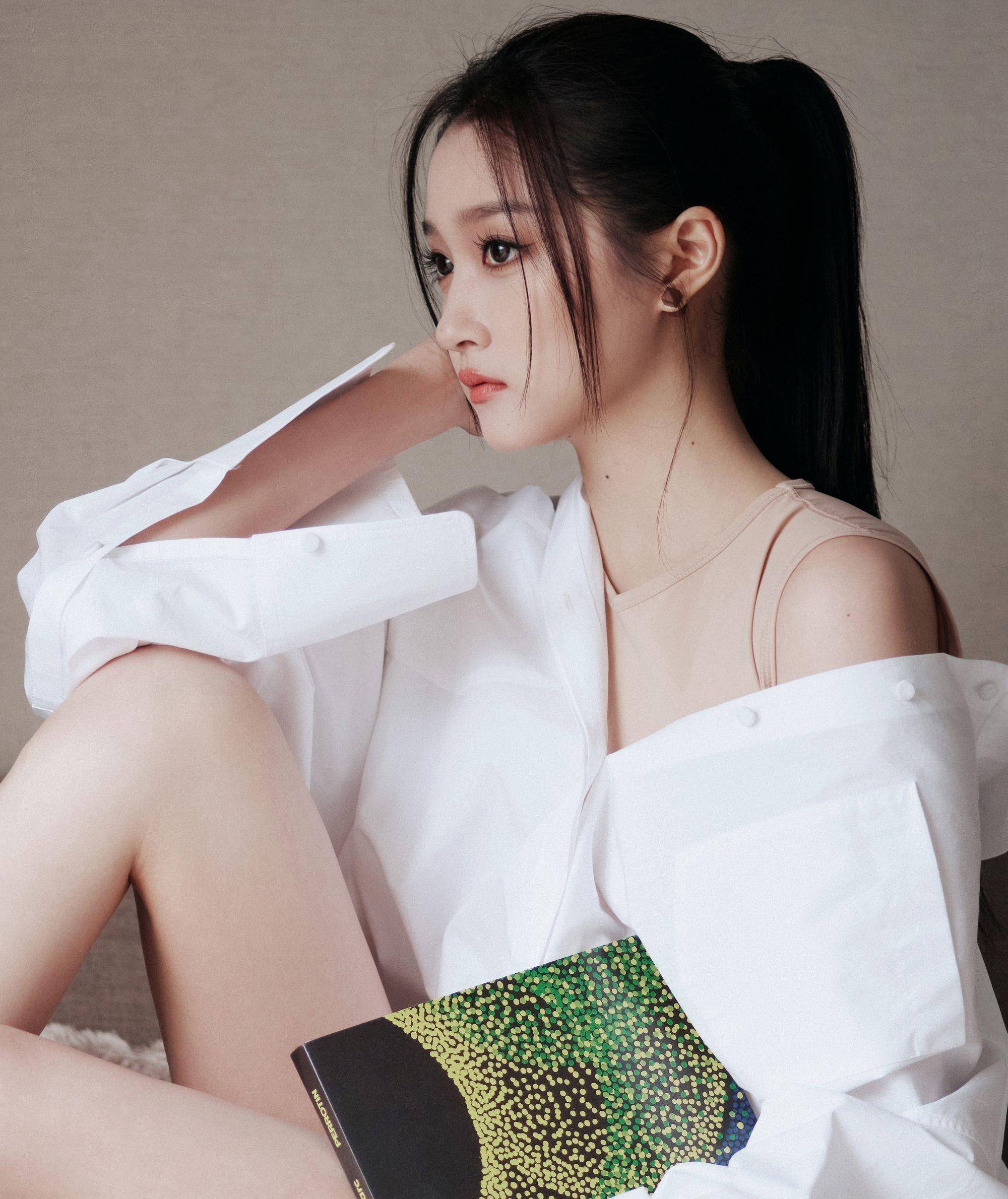 关晓彤真的杀疯了,一袭白衬衫秀大长腿,性感气质扑面而来_时装周_路线