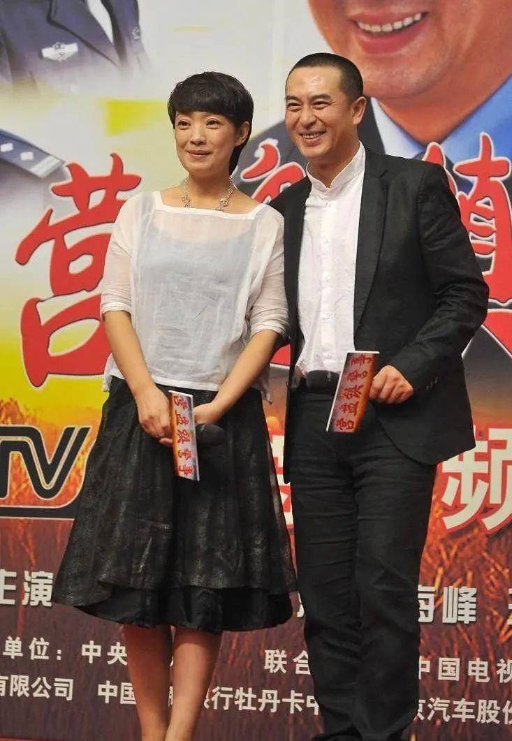 张嘉译"金屋藏娇"的老婆原来是她,穿吊带裙气质淡雅显年轻_透视_王