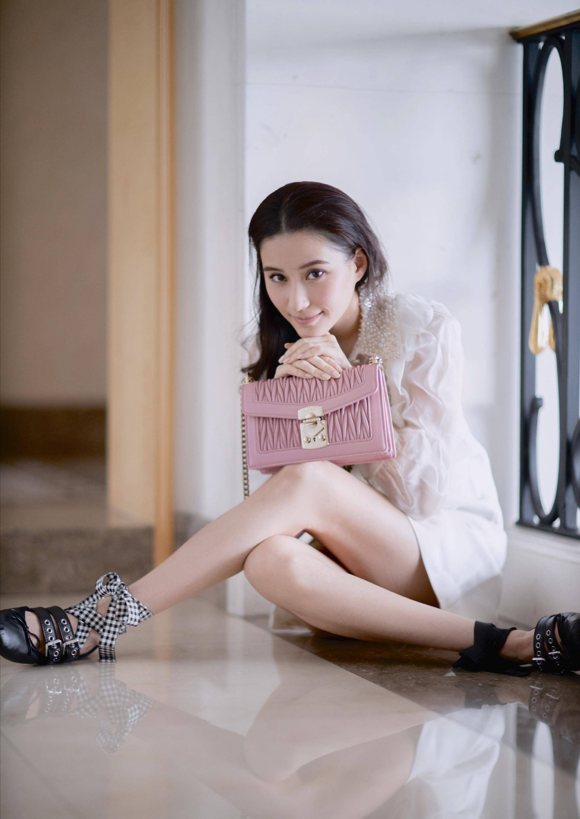 何超莲街头大秀身材,高冷气质的突显美出了新高度,特别的迷人_白色_感