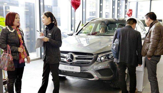 卡着"饭点"就去了,面对蹭吃蹭喝的客人,奔驰4s店会怎么办?