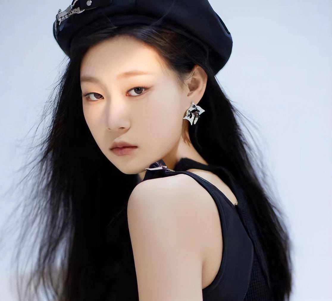 曾经的沈佳润给人一种"小眼睛塌鼻子,面部扁平化"的感觉,但是不知道