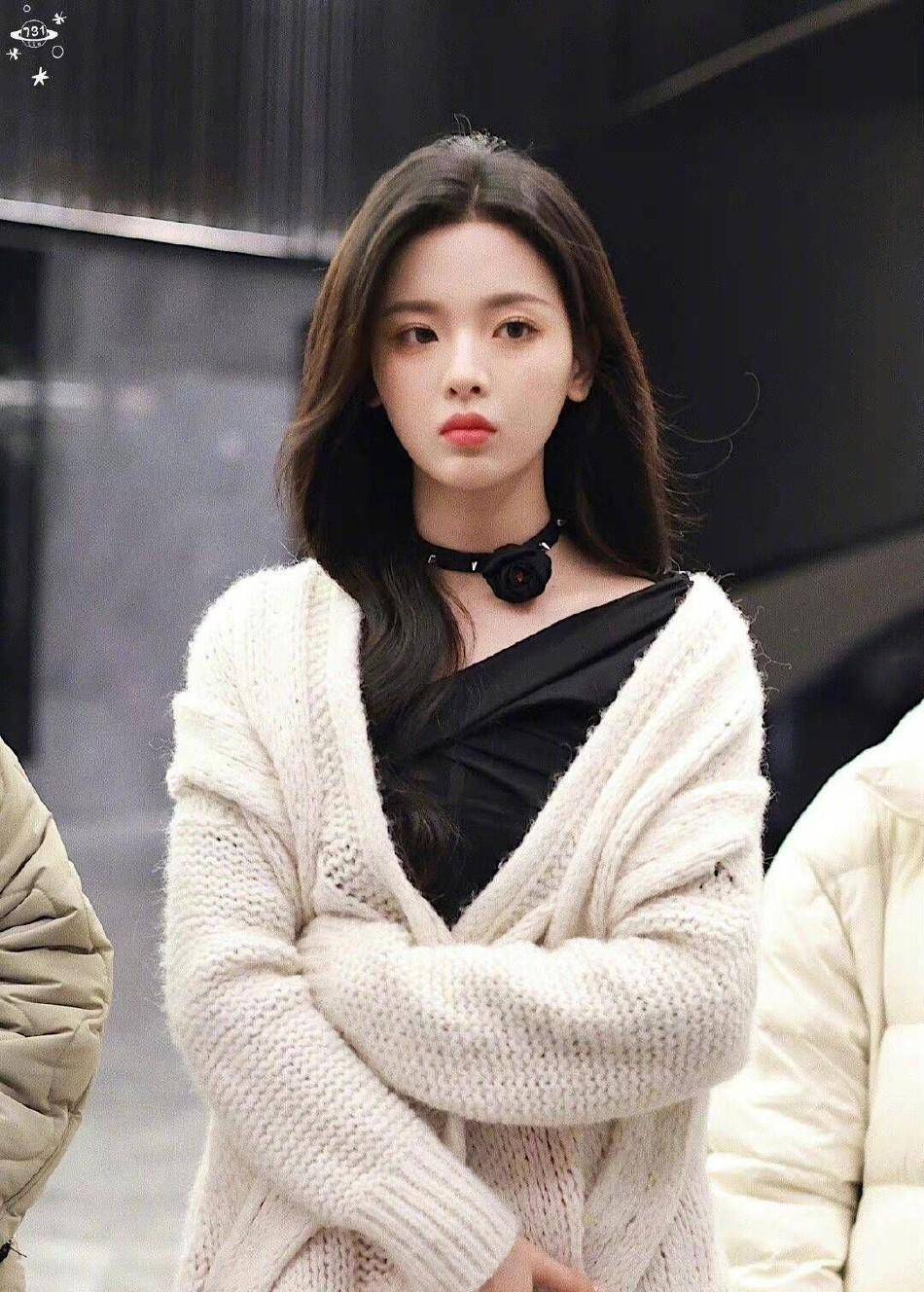 杨超越穿黑裙裹白毛衣秀美腿 露精致侧颜气质清冷高贵!