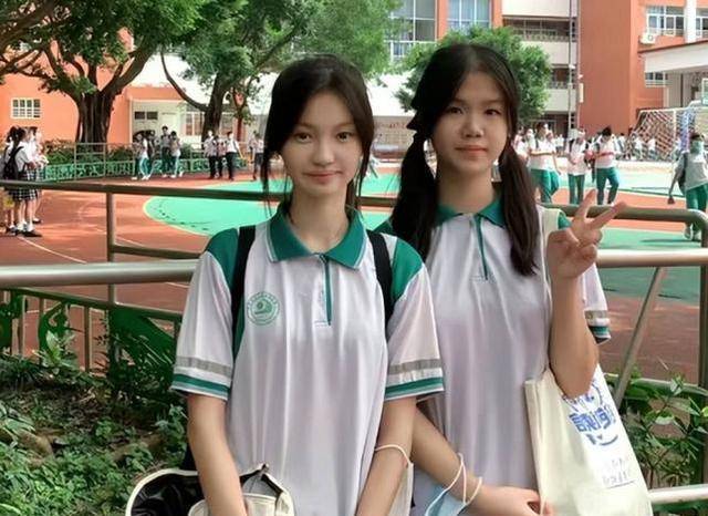 这样的发型再搭配上一个她们认为的比,不仅会让她们看上去很显老气