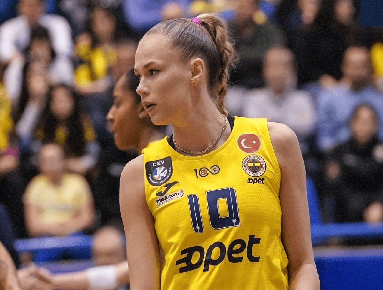 俄罗斯女排国家队招致队中参加了东京奥运会,当时只有17岁的她立刻