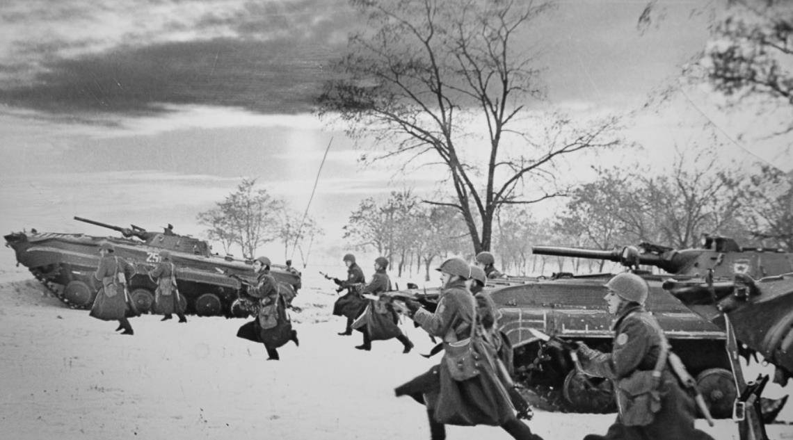 1929年的中东路事件,1933年到1938年期间三次进入西北地区扶植盛世才