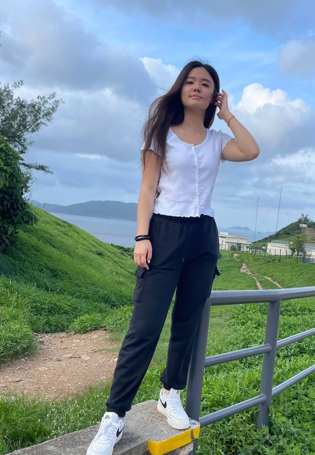 钟镇涛为女儿庆祝18岁生日,钟懿五官精致身材好,与爸爸容貌超像_父亲