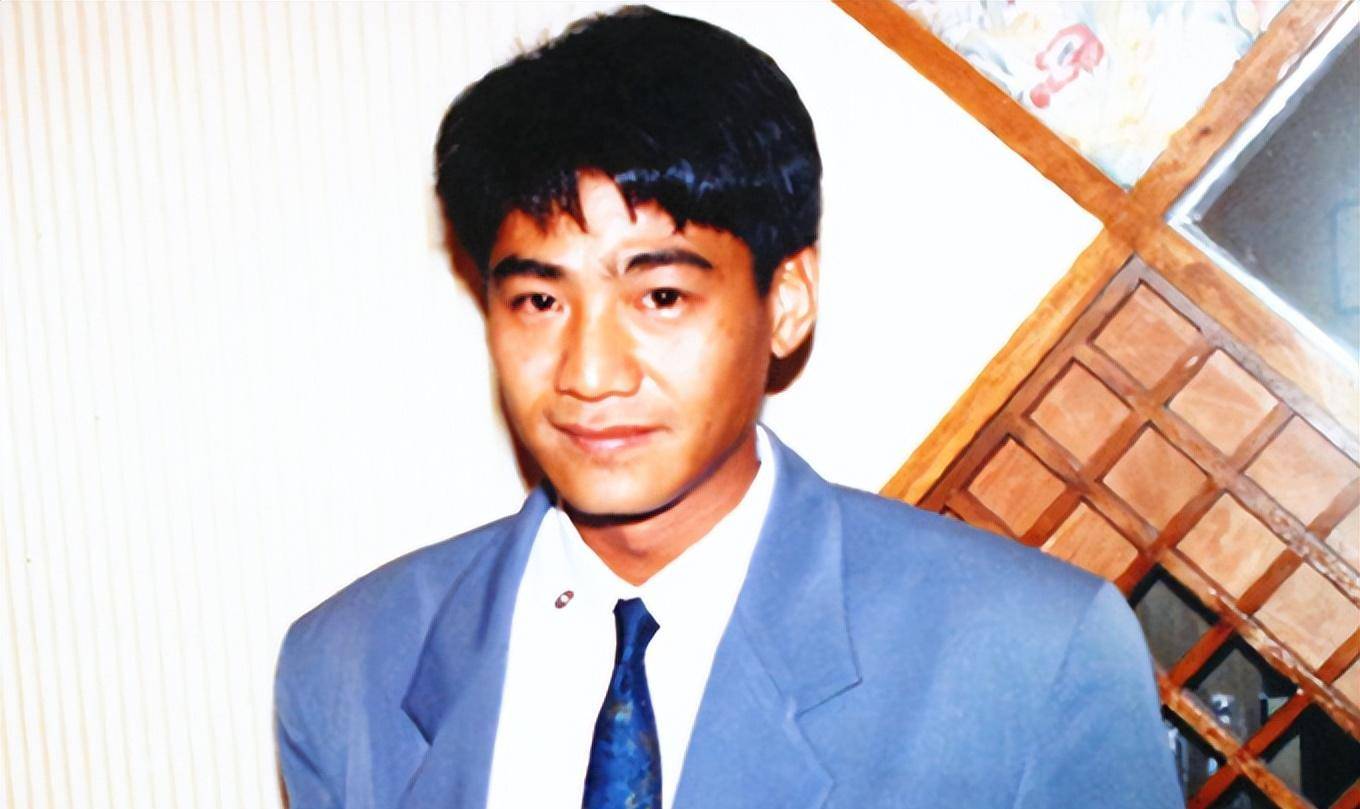背书包独自出行无助理,大赞班次很准时_尹扬明_发展_内地