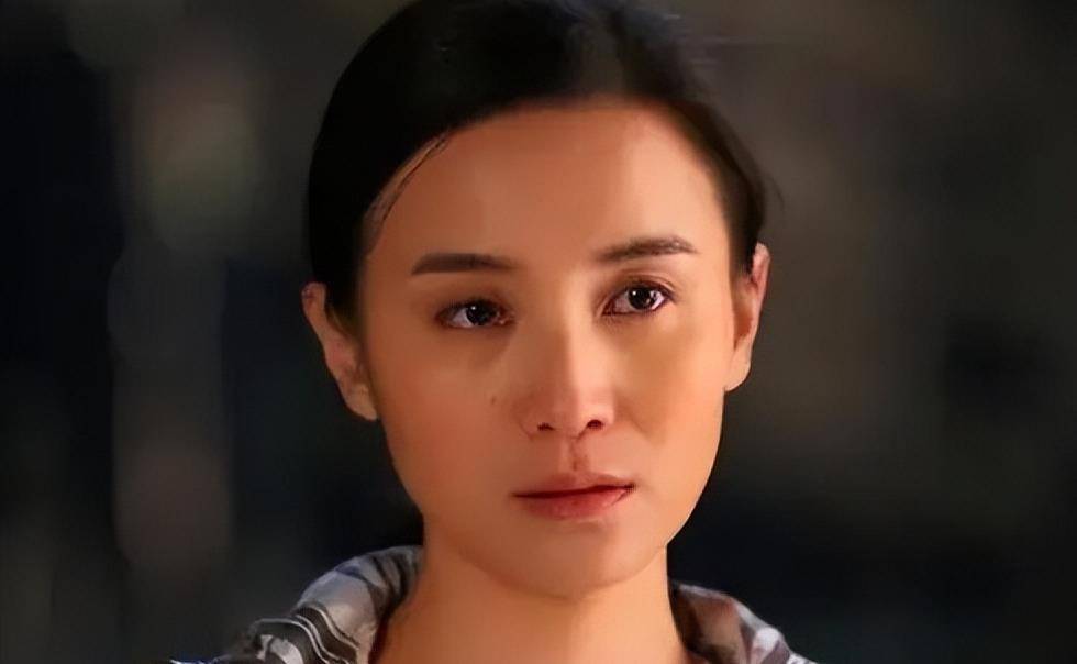 被4个男人"围猎",与5婚导演同居5年,42岁未婚的宋佳要什么?