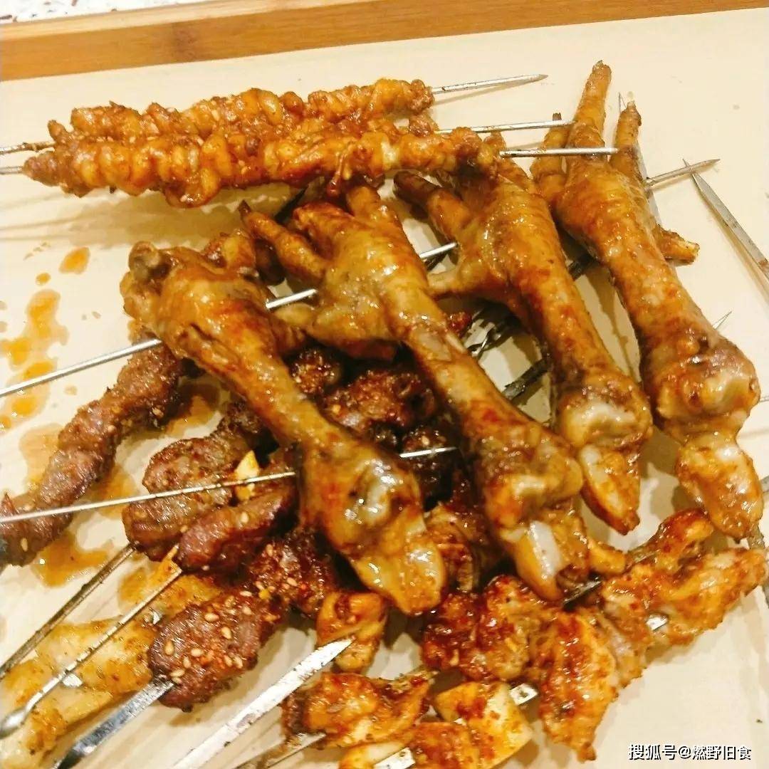 称为神级烧烤店,凭一只凤爪红了20多年店铺推荐:来到锦州,吃烧烤前,还