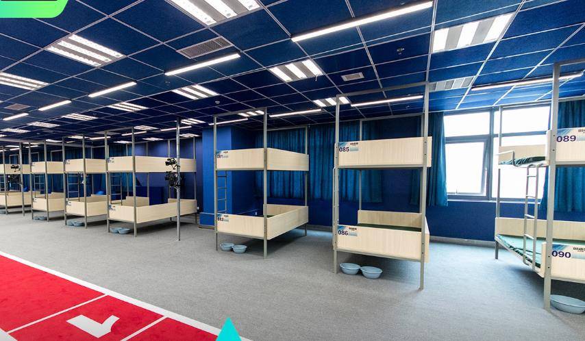 《创3》晒学员宿舍,引发学长周震南不满,看到他的操作粉丝笑喷_回周震