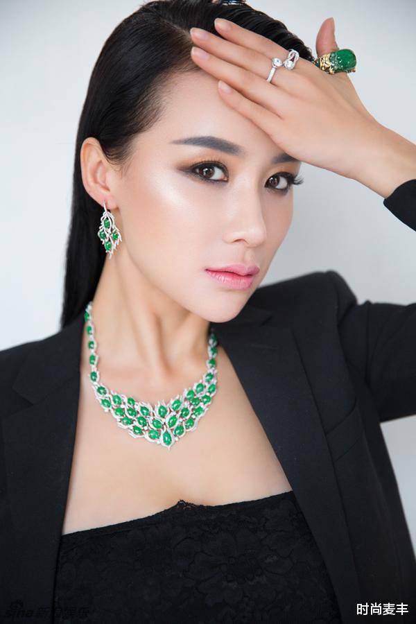 尽管被传整容,姚芊羽蓝色系裙装清丽可人,驻颜有术_身材_显得_头发