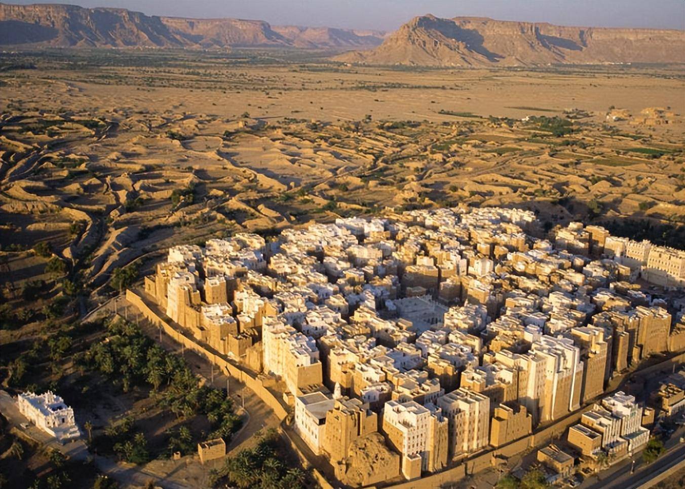 也门的文化遗迹,吸引了文化爱好者前来参观,同时带来了经济收益