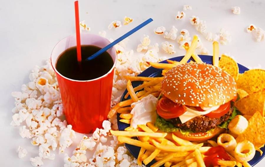 也存有错误的习惯,这其中包括热量摄入过多引起肥胖,膳食结构不合理