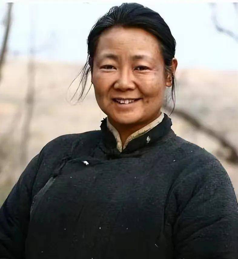 萨日娜绝对是个实力派演员.她那含着泪的眼睛《人世间》感动了无数观