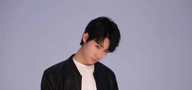 张真源的应援口号是什么?他的应援色是什么颜色?_vocal_嗓音_水玉暖