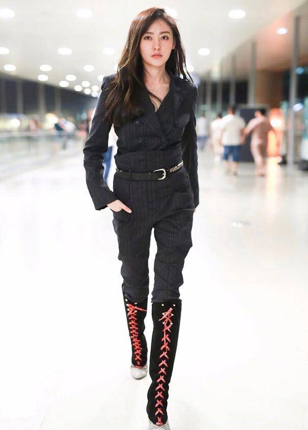 杨幂身材真好!大衣搭过膝长靴搭配简单,又时髦,还显大长腿!