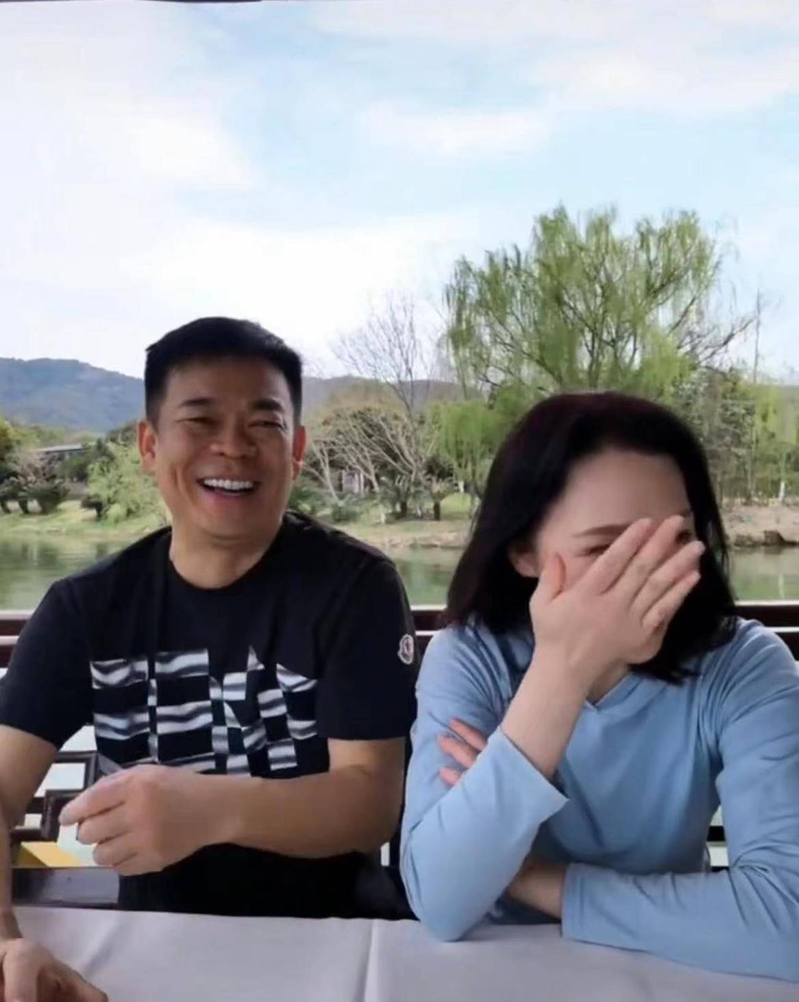 孙浩和青梅竹马吕薇乘船同游,男方眼神深情,二人大龄未婚被撮合_消息