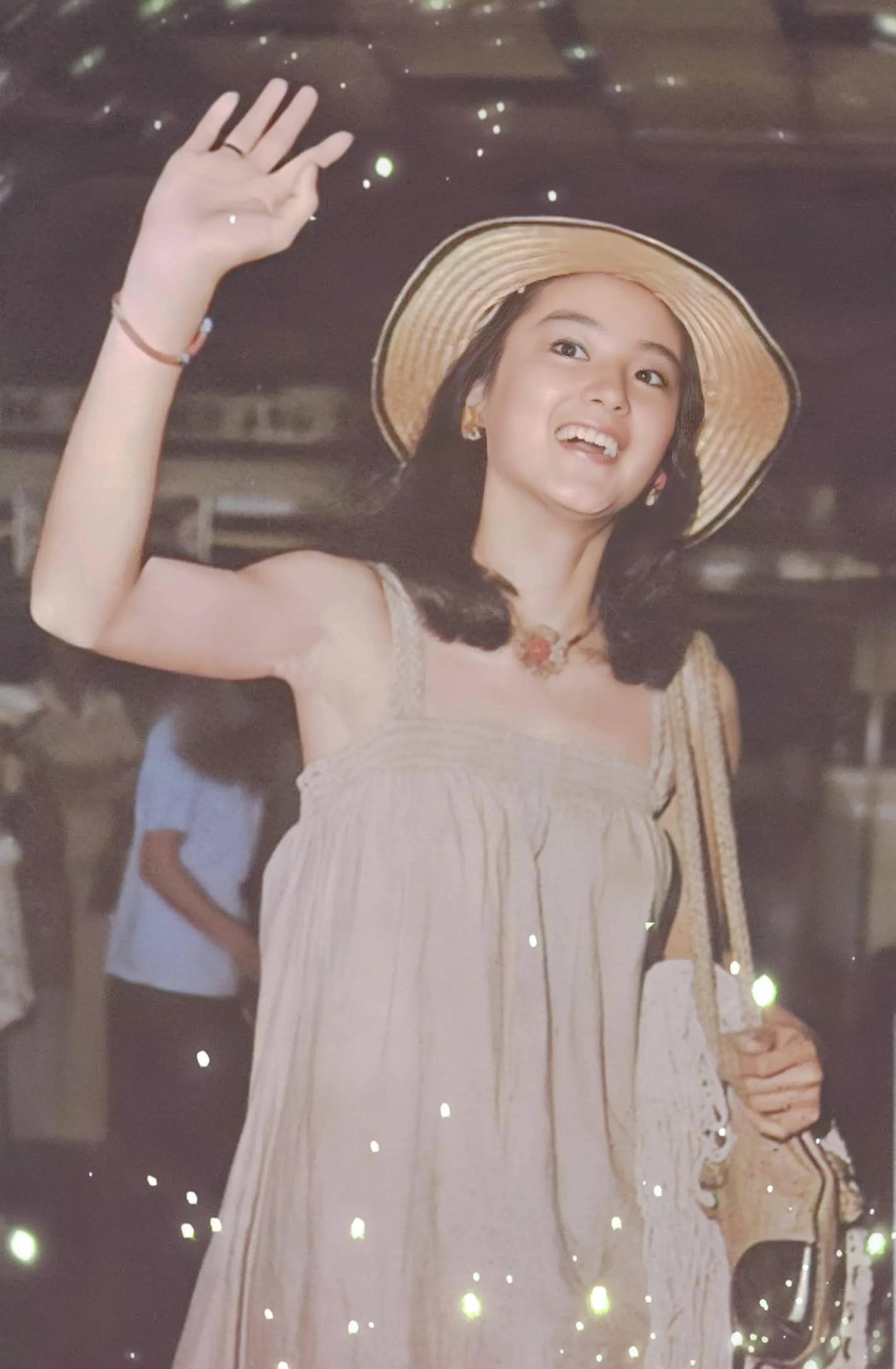 她在少女时就是最清纯的小仙女,可以萌萌哒,可以娇娇嫩嫩的快乐着